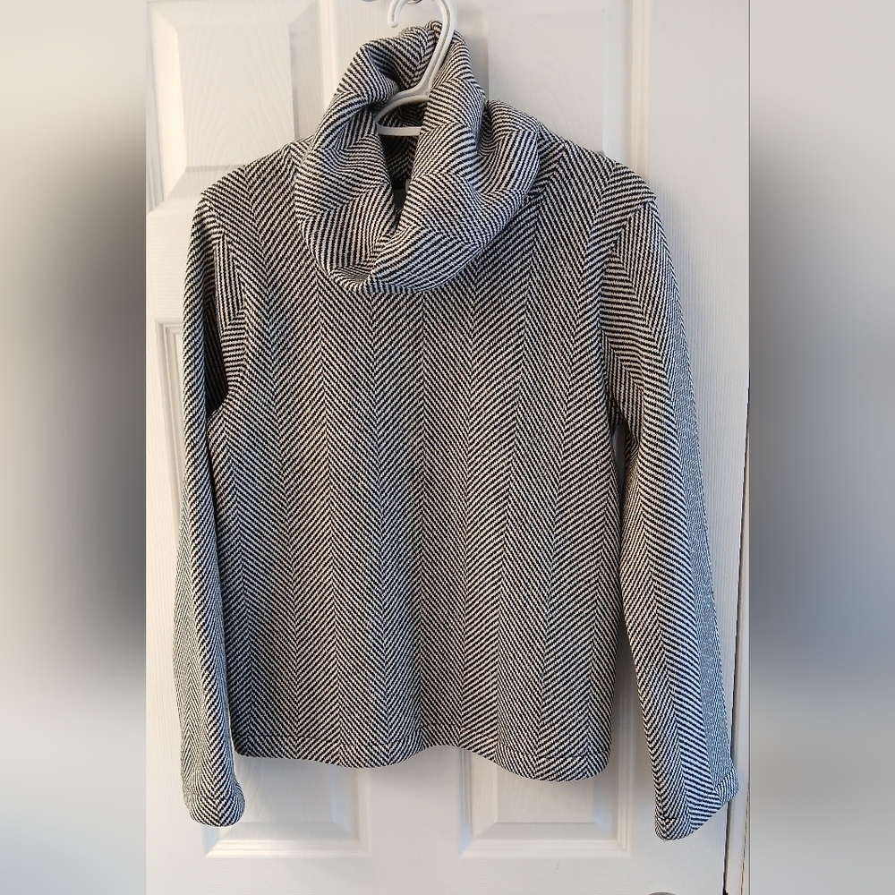 J.Crew Women’s Fleece‑Like Chevron Print Turtleneck – Size M – Black/White
